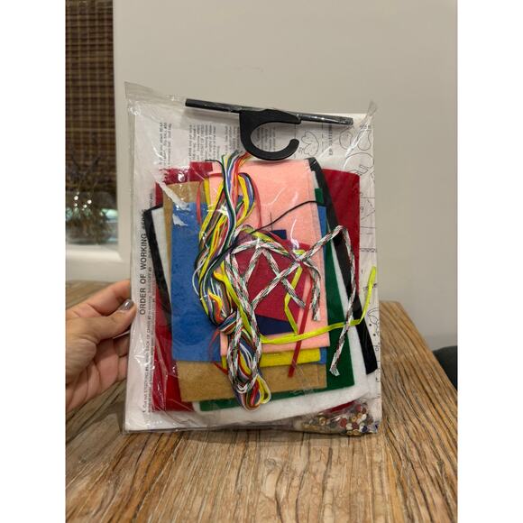 Design Works Crafts Felt Christmas Stocking Kit Santa & Children Sealed Vintage - Picture 3 of 3